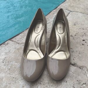 BANDOLINO B Flexible Lantana Slip on Pumps Beige/Taupe Casual Heels 6M